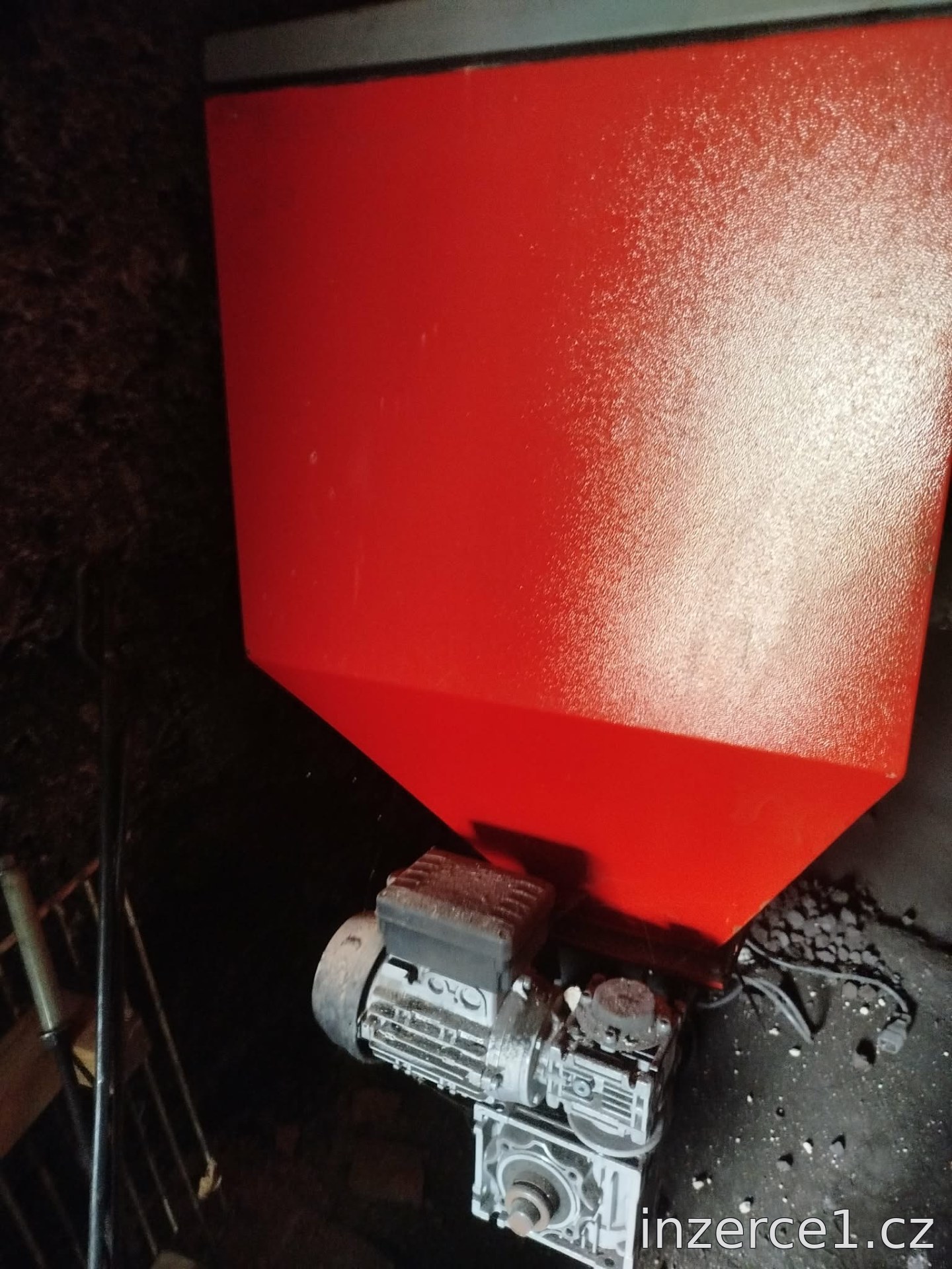 Velmi zachovalý kotel PROSAT i s násypkou 24 Kw