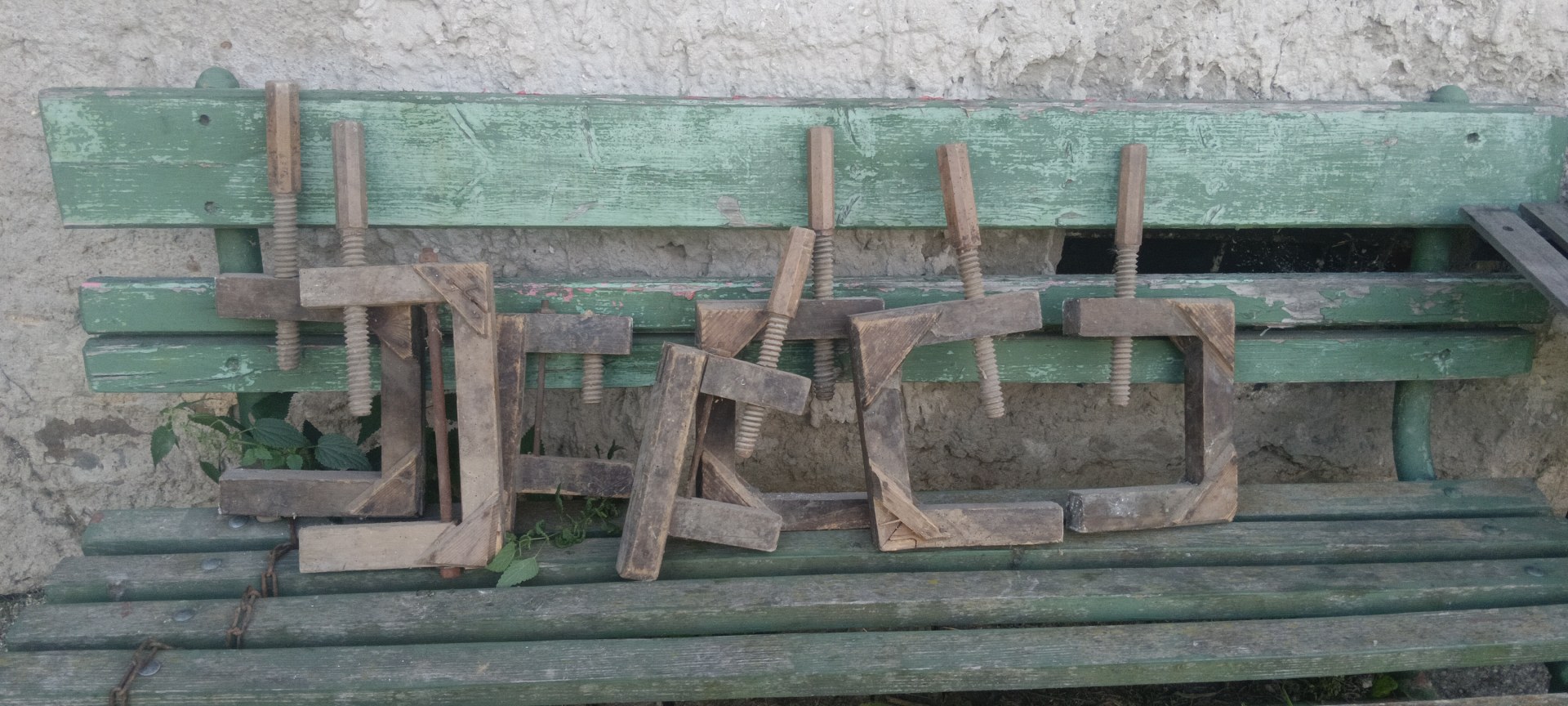 Prodám staré truhlářské svorky, hoblík a loukoťové kolo.